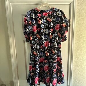 A floral print graces this flowy dress! So cute